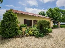 Holiday Home in Monfort with Pool & Terrace