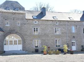 Ouffet Farmhouse with Fireplace，位于乌费的酒店