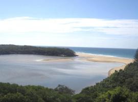 Breathtaking Views Over Currimundi Lake!，位于卡瓦纳华特斯的酒店