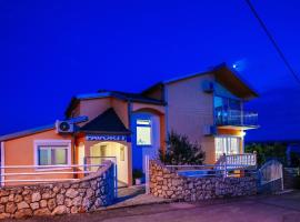 Beautiful Holiday Home in Maslenica near Beach，位于马斯莱尼察的酒店