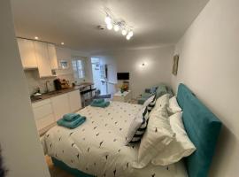 Sweet Caroline - luxury studio stone’s throw from Mousehole harbour，位于毛斯尔的酒店