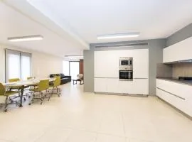 Spacious Fully Equipped 3BD 2Bath Apt in the heart of city with Balconies AC and fast WIFI #1