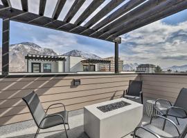 Chic and Sunny Provo Townhome with Rooftop Deck!，位于普罗沃的乡村别墅