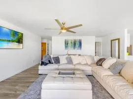 Newly Renovated Condo with SUP Paddle Boards and Golf Clubs Included