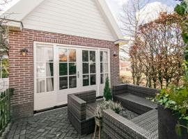Appealing Holiday Home in Medemblik with Garden，位于梅登布利克的酒店