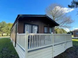 Oakwood Lodge with Hot Tub