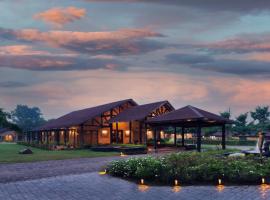 WelcomHeritage Tadoba Vanya Villas Resort & Spa，位于Kolāra的Spa酒店
