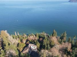 Unique Port Ludlow Home with 3 Decks and Hot Tub!，位于Port Ludlow的酒店