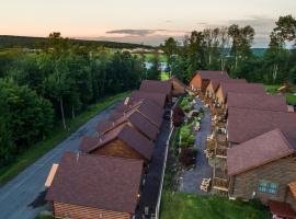 The Lodges at Sunset Village，位于麦克亨利的酒店