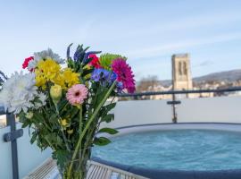 Central Penthouse with Hot Tub & Views 22，位于切尔滕纳姆的酒店