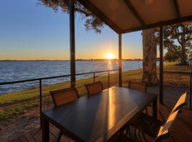 Lake Boga Caravan Park，位于Lake Boga的露营地