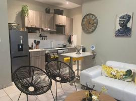 Lovely Rosebank 1-bedroom condo with pool & cinema