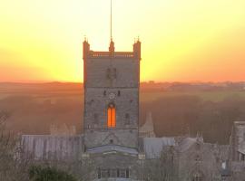 St Davids Gin & Kitchen - The Cathedral Villas，位于圣大卫的住宿加早餐旅馆