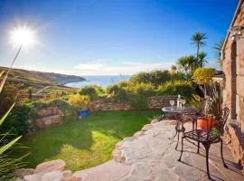 The Studio Cottage, with, Sea views, Garden, Amazing Location by beach
