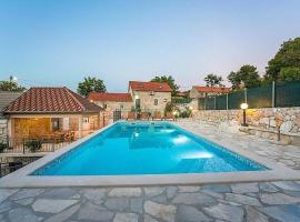 Holiday house Buljanovi Dvori with private pool，位于Runović的酒店