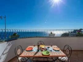 House in the center at 250mt from the beach with a private parking