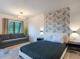 NEW - remodeled Studio close to Universal Studios