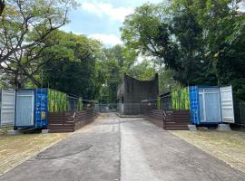 Shipping Container Hotel at Haw Par Villa GoogleMap Address 27 Zehnder Road Taxi and cars can only enter via Zehnder Road，位于新加坡Lee Kong Chian Natural History Museum附近的酒店