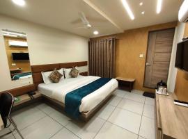 Hotel Kinara，位于艾哈迈达巴德的酒店