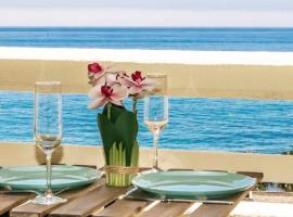 BEACHFRONT APARTMENT In LA CALA DE MIJAS，位于卡拉德米哈斯的高尔夫酒店