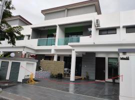 48 悠之处NO . 48, PERSIARAN ALAM IMPIAN 3 VILLA RIADAH ALAM IMPIAN PANGKOR, 32300 PANGKOR , PERAK.，位于邦咯的带停车场的酒店