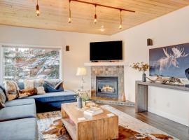 Luxury Slopeside Condo #97A Next to Ski Resort With Hot Tub & Great Views - 500 Dollars Of FREE Activities & Equipment Rentals Daily，位于冬季公园的酒店