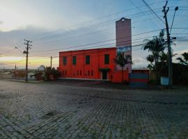 Pousada da Serra，位于夸特鲁巴拉斯的带停车场的酒店