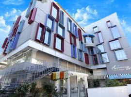 Humming Bird Hotel & Banquet，位于阿南德的酒店