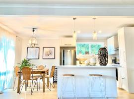 Rosebud Lovely House - Mornington Peninsula 3 BR holiday house - Jacuzzi - BBQ - Basketball ring - Beach - Hot springs，位于罗斯巴德的酒店