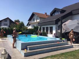 Luxeriöse Villa mit Bergblick，位于Donji Ljenobud的酒店