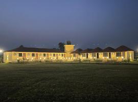 Dudhwa Palm Resort，位于Paliā Kalān的酒店