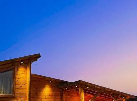 شاليهات الكوخ الريفي，位于Umm Qanbūrah的酒店