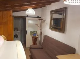 Habitación rústica independiente con todas las comodidades, sofacama y ventilador