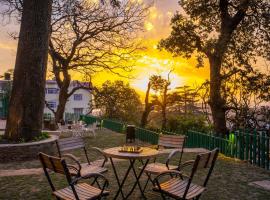 StayVista at Nau Nabh Cottage - 8BR with Bonfire & Paradisiacal Abode，位于西姆拉的酒店