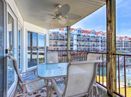 Sunny Condo Situated Right on Lake of The Ozarks!，位于卡姆登顿的酒店