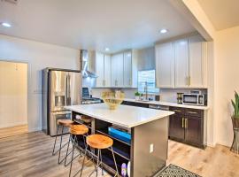 4 Mi to Dtwn Dallas Home with Fire Pit and Gazebo，位于达拉斯的酒店
