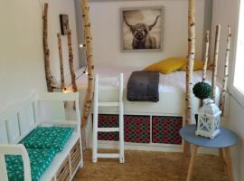 Zurück zur Natur - Urlaub im Zirkuswagen, Sommeratelier oder Schindelwagen，位于Adenbach的酒店