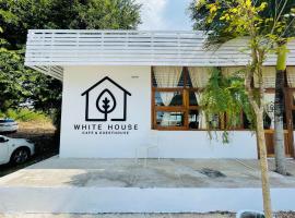 Whitehouse cafe&Guesthouse，位于Ban Sa La的酒店