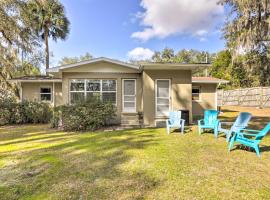Less Than 1 Mi to Lake Weir Quiet Summerfield Getaway，位于Summerfield的酒店
