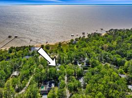 Luxe Fairhope Home - Short Walk to the Beach!，位于费尔霍普的酒店