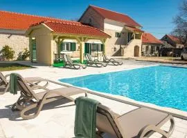 Rural Villa Olive Krka- 30 min from sea, private pool, free parking, wifi, family friendly, park Krka 10 min,same prices for 2025