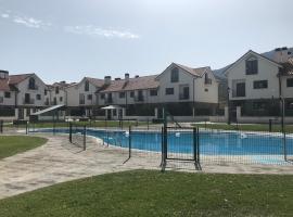 URKO Adosado 8 personas 160 m2 de terraza y piscina，位于Santa Cilia的带停车场的酒店