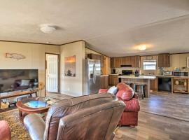 3 Mi to Beach Home with Deck in Port OConnor!，位于Port O'Connor的酒店