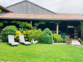 Maison de campagne avec cheminée et extérieur，位于La Neuville-aux-Bois的酒店