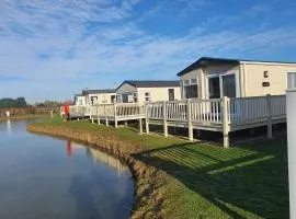 Cosy caravans Meadow lake Golden Palm Resort