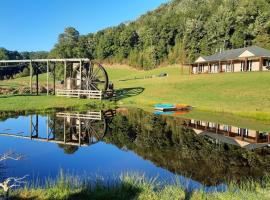 Ahaura Lodge & Waterwheel Farm Stay，位于Totara Flat的山林小屋