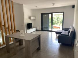 Ample house w/ Views in front of Baells reservoir，位于Sant Jordi de Cercs的度假屋