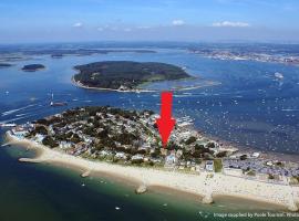 Top Floor Sandbanks Apartment with Free Parking just minutes from the Beach and Bars，位于Canford Cliffs的酒店