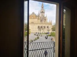 Luxury Apartment with views to Alcazar, Cathedral and Giralda.