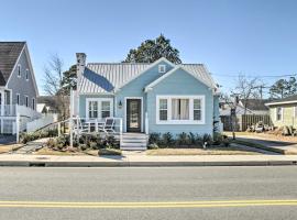 Chincoteague Island Cottage about 2 Mi to Beaches，位于钦科蒂格的酒店